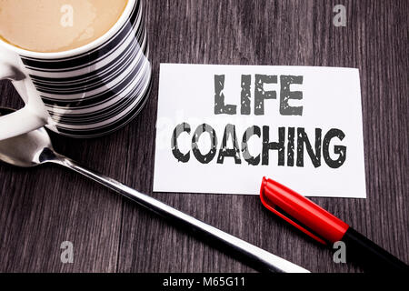 Conceptual la scrittura a mano didascalia di testo mostra Life Coaching. Il concetto di business per l'allenatore personale aiuto scritto su una nota adesiva carta su legno legno backg Foto Stock