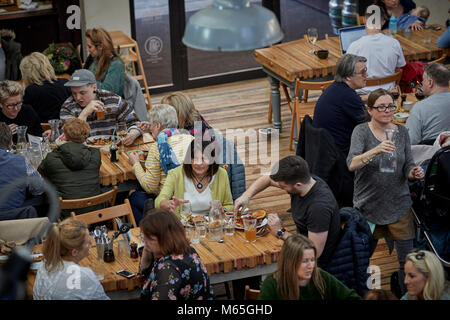 Una trafficata area con posti a sedere presso il Grade II Listed casa mercato a Altrincham Town Center. Una intensa ed eccitante destinazione alimentare Foto Stock