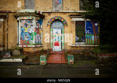 Di Liverpool Granby Street Market un Premio Turner vincente area di rigenerazione. intavolato case su Ducie Street attendono un rinnovamento. Foto Stock