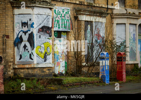 Di Liverpool Granby Street Market un Premio Turner vincente area di rigenerazione. intavolato case su Ducie Street attendono un rinnovamento. Foto Stock