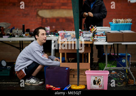 Di Liverpool Granby Street Market un Premio Turner vincente area di rigenerazione. Un piccolo bric o stile di brac bancarella vendendo i beni usati Foto Stock