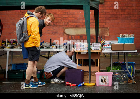 Di Liverpool Granby Street Market un Premio Turner vincente area di rigenerazione. Un piccolo bric o stile di brac bancarella vendendo i beni usati Foto Stock