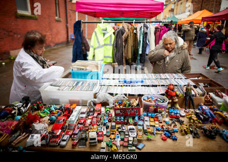 Di Liverpool Granby Street Market un Premio Turner vincente area di rigenerazione. La gente del posto la navigazione di seconda mano vestiti e giocattoli Foto Stock