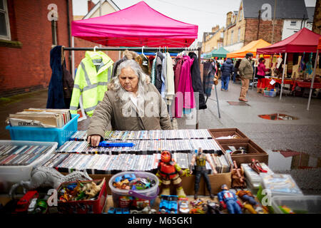 Di Liverpool Granby Street Market un Premio Turner vincente area di rigenerazione. La gente del posto la navigazione di seconda mano vestiti e giocattoli Foto Stock