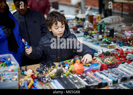 Di Liverpool Granby Street Market un Premio Turner vincente area di rigenerazione. La gente del posto la navigazione di seconda mano vestiti e giocattoli Foto Stock