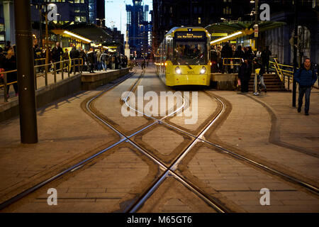 Tram Metrolink Station sosta a Piazza San Pietro è una piazza nel centro della città di Manchester, Inghilterra. Foto Stock