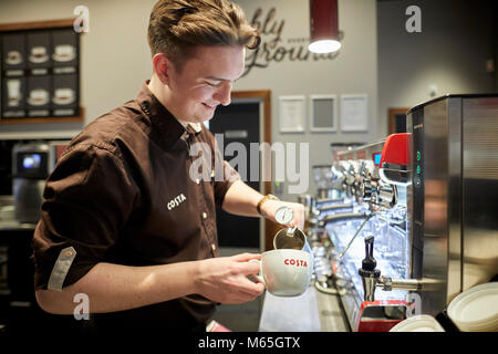 Costa Coffee shop lavoratore in negozio Foto Stock