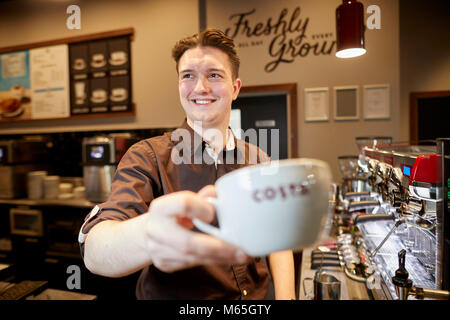 Costa Coffee shop lavoratore in negozio Foto Stock