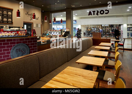 Costa Coffee shop lavoratore in negozio Foto Stock