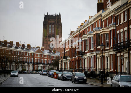 La cattedrale di Liverpool lungo la strada di inscatolamento residenziale architettura Georgiana townhouse in terrazza righe Foto Stock