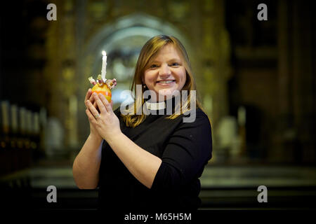 La cattedrale di Liverpool tenere Christingle Servizio con Rev Kate Bottley di fama Gogglebox Foto Stock