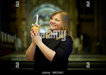 La cattedrale di Liverpool tenere Christingle Servizio con Rev Kate Bottley di fama Gogglebox Foto Stock