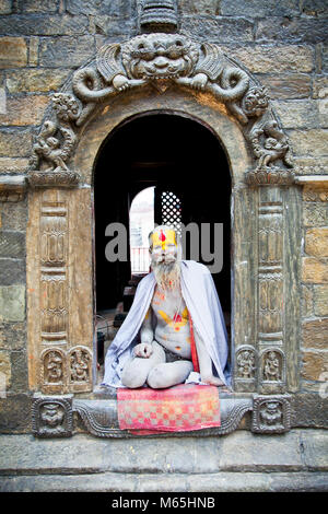 KATHMANDU, Nepal - 18 Maggio: Shaiva sadhu cerca alms sul tempio di Pashupatinath il 18 maggio 2013 a Kathmandu in Nepal Foto Stock