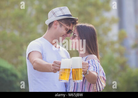 Giovani hipster matura in amore il tifo con macchie di birra presso la strada di città Foto Stock
