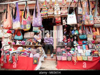 PATAN - 20 maggio : Unidentified donna seduta sulle scale davanti al suo negozio di Patan Nepal il 20 maggio 2013. Patan è meglio conosciuto per la sua ricca cultu Foto Stock