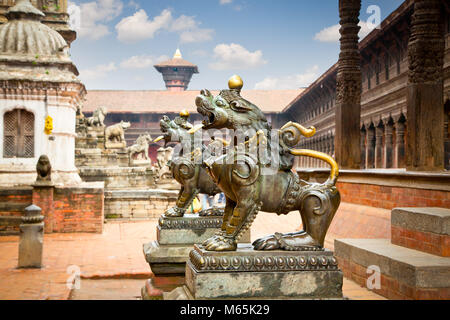 Lion statue di Taleju Chowk su DurbarSquare in Bhaktapur, Valle di Kathmandu, Nepal. Foto Stock