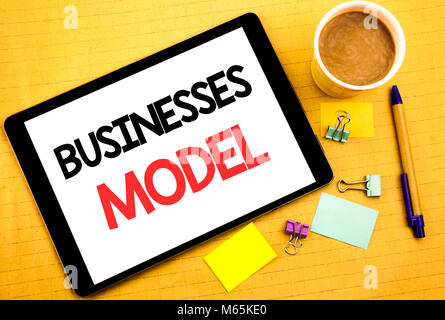 Conceptual la scrittura a mano didascalia di testo che mostra il modello delle aziende. Il concetto di business per il progetto di Business scritto su tablet, sullo sfondo di legno con sti Foto Stock