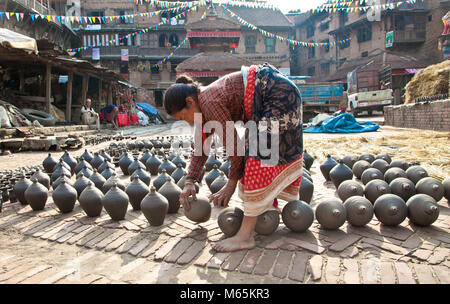 BHAKTAPUR, Nepal - 20 Maggio: donna non identificato è lo stampaggio della pentola su maggio 20, 2013 in Bhaktapur, Nepal. Bhaktapur è elencato come un patrimonio mondiale da UNESC Foto Stock