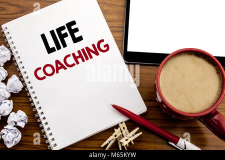 Mano concettuale di scrittura di testo Didascalia ispirazione mostra Life Coaching. Il concetto di business per l'allenatore personale aiuto scritto su blocco note sulla carta il legno Foto Stock