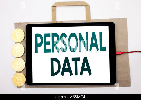 Il testo scritto a mano che mostra i dati personali. Il concetto di Business la scrittura per la protezione digitale scritto su shopping bag e tablet sfondo bianco, tablet ch Foto Stock