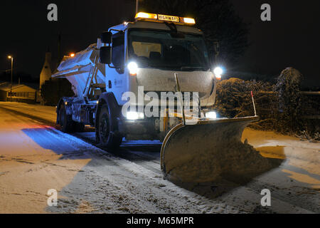 Snow Plough & Gritter nelle prime ore a Leeds Foto Stock