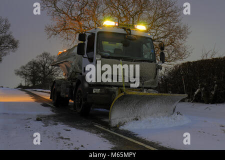 Snow Plough & Gritter nelle prime ore a Leeds Foto Stock