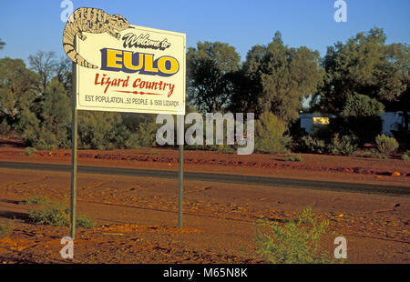 BENVENUTI AL CARTELLO EULO, PAESE LIZARD SUL LATO DELLA STRADA STERRATA ROSSA, QUEENSLAND SUD-OCCIDENTALE, AUSTRALIA. Foto Stock