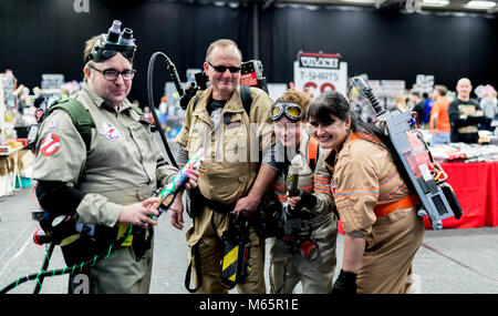 Doncaster Comic Con xi Feruary 2018 a Doncaster Dome. Due uomini vestiti in Ghostbuster cosplay costume in posa per la fotocamera Foto Stock