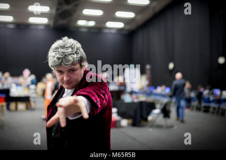 Doncaster Comic Con xi Feruary 2018 a Doncaster Dome UK. Giovane maschio vestito di Dr Who cosplay costume in posa per la fotocamera Foto Stock