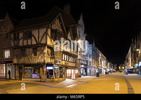 Nel XIV secolo in edificio con travi di legno sul Cornmarket Street di notte. Oxford, Oxfordshire, Inghilterra Foto Stock