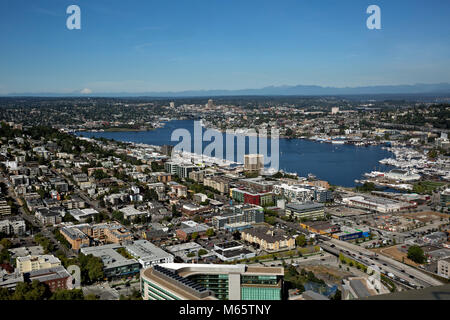 WA13783-00...WASHINGTON - Vista sul lago Union che si estende a nord fino al monte Baker dalla piattaforma di osservazione dello Space Needle di Seattle, 2017. Foto Stock