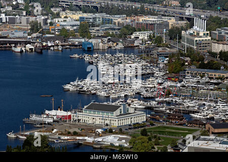 WA13792-00...WASHINGTON - Vista a est dell'estremità meridionale di Lake Union, tra cui il Lake Union Park, il Museo di storia e industria, Foto Stock