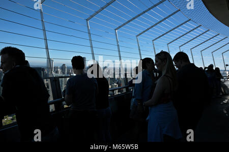 WA13797-00...WASHINGTON - i visitatori della piattaforma di osservazione dello Space Needle si affacciano sui grattacieli del centro di Seattle e del Mount Rainier. 2017 Foto Stock