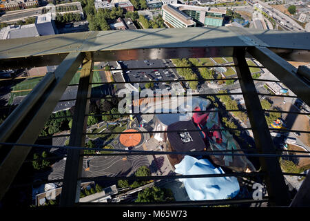 WA13798-00...WASHINGTON - Vista sul Seattle Center con il Museo della Cultura Pop, la monorotaia e l'area giochi per bambini. 2017 Foto Stock