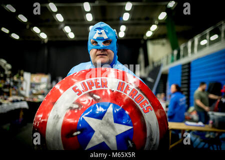 Doncaster Comic Con xi Feruary 2018 a Doncaster Dome. Uomo vestito come personaggio Marvel Capitan America per la carità in cosplay costume e una Foto Stock