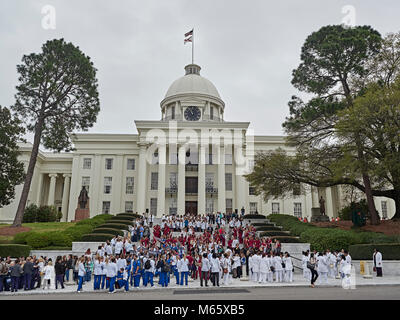 Gli infermieri partecipare alla Alabama infermieri giornata presso il Campidoglio, un rally per il settore sanitario della relativa legislazione a Montgomery in Alabama, Stati Uniti d'America. Foto Stock