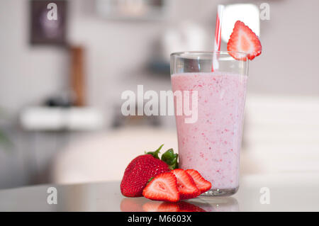 Mangiare sano. Berry smoothie, frappè fatta con fragole fresche in un bicchiere Foto Stock