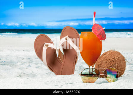 La vacanza estiva in riva al mare sulla spiaggia. Cocktail fresco su sfondo di spiaggia Foto Stock