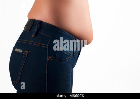 Donna di grasso ventre. Il sovrappeso e la perdita di peso del concetto. Foto Stock