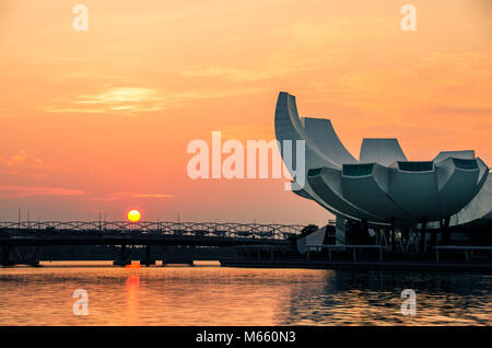 Bellissima alba con Singapore Art Museo della Scienza come visto dal Parco Merlion. L'architettura è detto di essere una forma che ricorda quello di un fiore di loto. Foto Stock