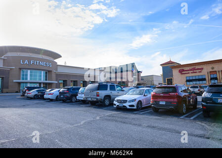 STERLING, VIRGINIA / STATI UNITI D'America - 31 Gennaio 2018: una sezione di Dulles Town Center che mostra la palestra fitness, la Cheesecake Factory, il ristorante e le automobili parcheggiate Foto Stock