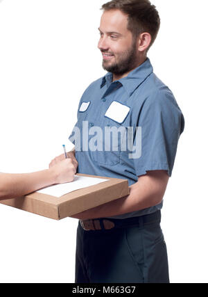 Uomo di consegna tenendo un pacco mentre donna mettendo la firma in clipboar. Il servizio corriere concept Foto Stock