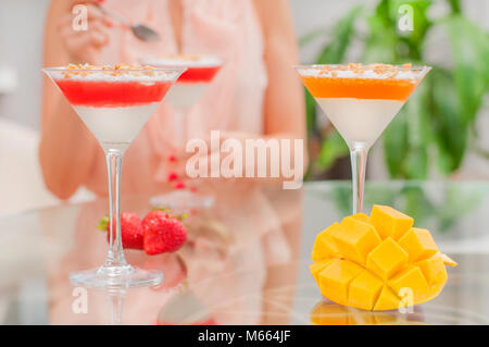 Donna di mangiare il dessert. Dessert Cremoso con gelatine di frutta. Vacanza il concetto di cibo. Foto Stock