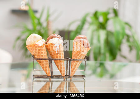 Cioccolato e vaniglia cono gelato . Gelato al cioccolato in tazza di wafer. Foto Stock