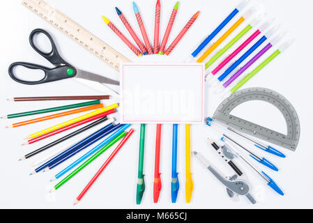 Forniture scolastiche su sfondo bianco. Si torna a scuola Foto Stock