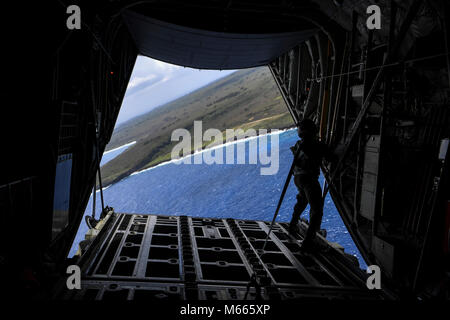 Stati Uniti Air Force Airman 1. Classe giovani Achuka, 36th Airlift Squadron loadmaster, recupera il paracadute coperchio che è stato lasciato dopo un airdrop su un U.S. Air Force C-130J Super Hercules durante l'esercizio a far fronte nord 18 vicino a Tinian, U.S. Repubblica della Mariana Islands settentrionale, Feb. 27. CN18 è un Pacific Air Forces sponsorizzato tri-campo laterale esercizio di formazione (FTX) progettato per sviluppare sinergiche e aumentare l'interoperabilità di U.S. Forze Aeree, Royal Australian Air Force (RAAF), e il Koku Jieitai (Giapponese Aria forza di autodifesa). (U.S. Air Force photo by Staff Sgt. Corey gancio) Foto Stock