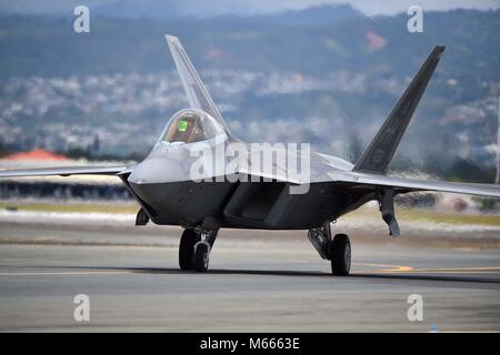 Un F-22 Raptor taxi giù la pista dopo lo sbarco a base comune Harbor-Hickam perla nel febbraio 21, 2018 a Honolulu, Hawaii. I rapaci missione è quella di fornire costante di aria di avviso di difesa per le isole hawaiane. (U.S. Air National Guard photo by Staff Sgt. Michael J. Kelly) Foto Stock