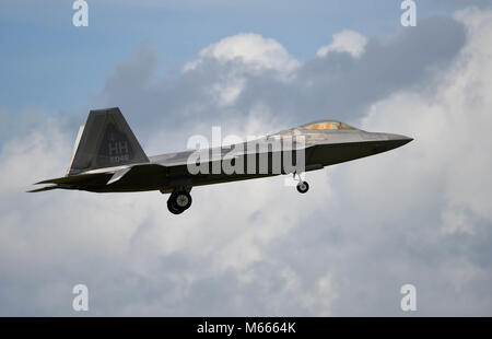 Un F-22 Raptor dal 199th Fighter Squadron decends per lo sbarco del febbraio 21, 2018 a base comune Harbor-Hickam perla a Honolulu, Hawaii. I rapaci missione è quella di fornire costante di aria di avviso di difesa per le isole hawaiane. (U.S. Air National Guard photo by Staff Sgt. Michael J. Kelly) Foto Stock