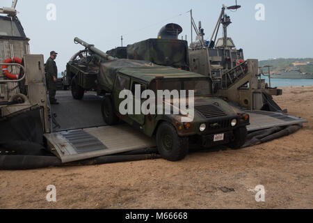 Stati Uniti Marines con aria marina squadrone di supporto due scarico aria diretta centro supporto attrezzatura durante l'esercizio Cobra oro 18, Hat Yao, il Regno di Thailandia, Feb 17, 2018. Questa è la prima volta in oltre due decenni il DASC ha gradualmente il controllo dello spazio aereo da Nave a riva nel Pacifico durante le operazioni anfibie. Cobra Gold 18 è un esercizio annuale condotta nel Regno di Thailandia e corre da Feb. 13-23 con sette nazioni partecipanti. (U.S. Marine Corps foto di Sgt. Robert Arellano) Foto Stock