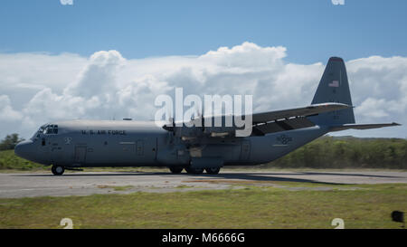 Una C-130J Super Hercules assegnato alla XXXVI Airlift Squadron terre per recuperare un elicottero conveniente sistema di rifornimento carburante (lei) durante l'esercizio a far fronte nord 2018, Feb. 26, a Tinian, U.S. Repubblica della Mariana Islands settentrionale. La sua è una distribuibile del sistema di alimentazione del carburante in grado di memorizzare 3.000 galloni di carburante. (U.S. Air Force foto di Airman 1. Classe Juan Torres Chardon) Foto Stock